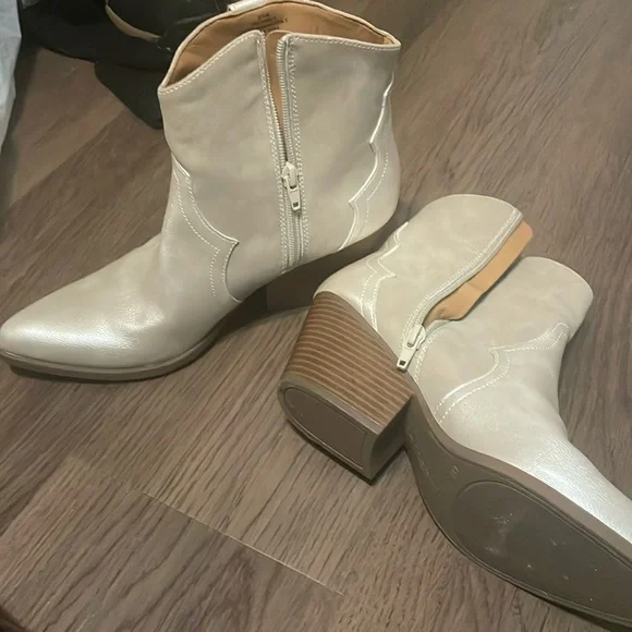 8.5 M Indigo Rd Silver booties - Picture 1 of 3